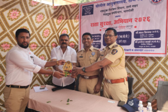 सड़क सुरक्षा अभियान के तहत नारपोली यातायात विभाग ने दुपहिया वाहन चालकों को निःशुल्क हेलमेट वितरित किए