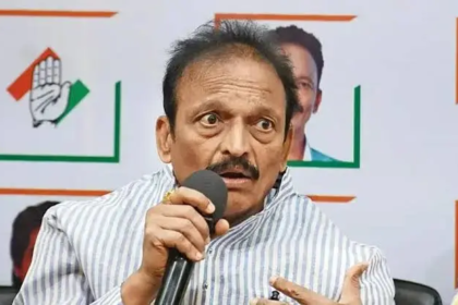 वीर सावरकर को भारत रत्न देने की मांग पर कांग्रेस नेता भाई जगताप ने संघ प्रमुख मोहन भागवत और केंद्र सरकार पर साधा निशाना।