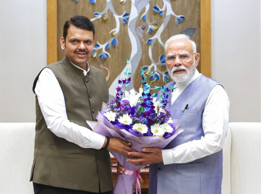 महाराष्ट्र के मुख्यमंत्री देवेंद्र फडणवीस के देर रात अचानक दिल्ली पहुंचने से राज्य की राजनीति में अटकलें तेज हो गई