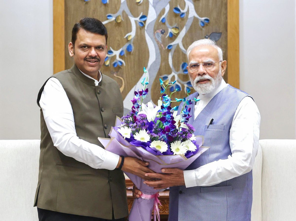 महाराष्ट्र के मुख्यमंत्री देवेंद्र फडणवीस के देर रात अचानक दिल्ली पहुंचने से राज्य की राजनीति में अटकलें तेज हो गई