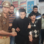 कानपुर के वीआईपी रोड पर हादसे के बाद फुटपाथ पर चढ़ी क्षतिग्रस्त लाल लैंबॉर्गिनी कार, आसपास जुटी भीड़ और मौके पर मौजूद पुलिसकर्मी।