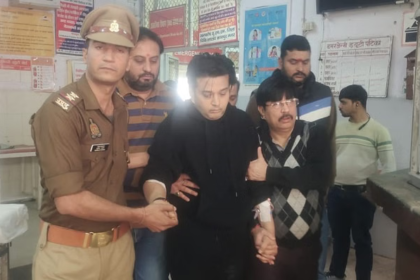 कानपुर के वीआईपी रोड पर हादसे के बाद फुटपाथ पर चढ़ी क्षतिग्रस्त लाल लैंबॉर्गिनी कार, आसपास जुटी भीड़ और मौके पर मौजूद पुलिसकर्मी।