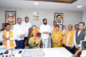 उपमुख्यमंत्री एकनाथ शिंदे की मौजूदगी में ठाणे की नवनिर्वाचित मेयर शर्मिला पिंपलोलकर ने पदभार ग्रहण किया।