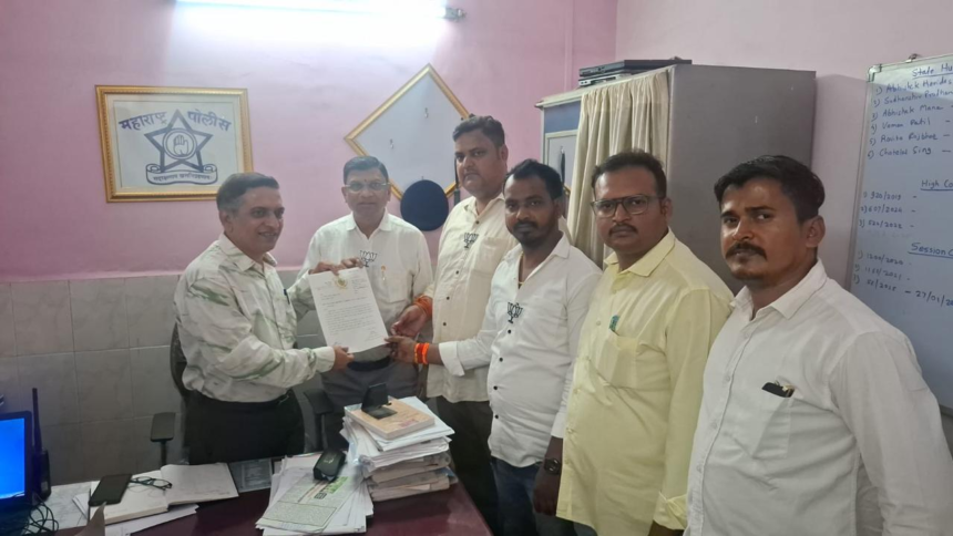 वसई-विरार शहर महानगरपालिका के प्रभाग क्रमांक 10 क्षेत्र में फेरीवालों से प्रति व्यक्ति 90 रुपये की कथित जबरन वसूली पर दर्ज हुआ मामला