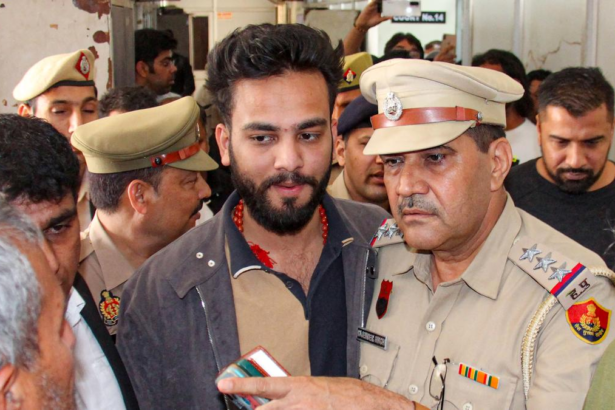 Supreme Court of India ने कहा कि मशहूर लोगों को सांप जैसे वन्यजीवों का मनोरंजन के लिए उपयोग करने की छूट नहीं दी जा सकती; इससे समाज में गलत संदेश जाएगा।