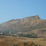 जुन्नर स्थित शिवनेरी किले पर शिवजयंती के दौरान भारी भीड़ और संकरे रास्तों के कारण भगदड़ जैसी स्थिति, कई श्रद्धालु घायल।