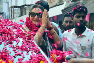 मेदिनीनगर में 21 फरवरी को भाजपा समर्थित मेयर प्रत्याशी अरुणा शंकर के समर्थन में रोड शो करतीं पूर्व सांसद और अभिनेत्री जया प्रदा।