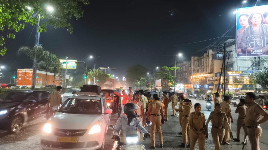 वाहनों की जांच करती पुलिस 