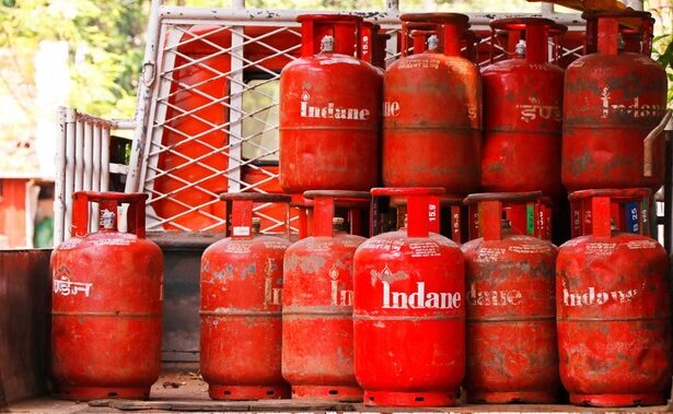 ईरान-अमेरिका-इजराइल तनाव के बीच भारत में कमर्शियल LPG सिलेंडर की सप्लाई प्रभावित। मुंबई, चेन्नई और बंगलूरू में होटल-रेस्टोरेंट उद्योग को गैस की कमी से परेशानी, FHRAI और NRAI ने सरकार से हस्तक्षेप की मांग की।