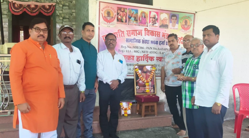 अलीबाग के पोयनाड में आयोजित प्रजापति समाज विकास मंडल की क्षेत्रीय बैठक में समाजबंधुओं ने एकता और संगठन सुदृढ़ीकरण का संकल्प लिया।