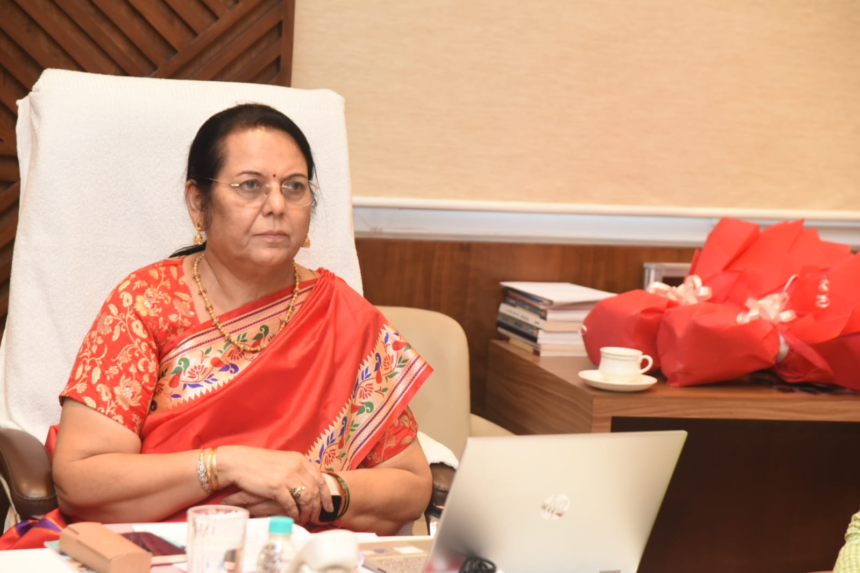 विधानभवन में महिला सुरक्षा पर उच्चस्तरीय बैठक में पैनिक बटन को व्हॉट्सऐप से जोड़ने और स्कूल बसों को परिसर में खड़ा करने के निर्देश।