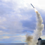 अमेरिका और इज़रायल के हमलों के बाद ईरान ने सख्त चेतावनी दी है कि अगर उसके शासन को अस्थिर करने की कोशिश हुई तो वह इज़रायल के परमाणु ठिकानों को निशाना बना सकता है। बढ़ते तनाव के बीच मध्य पूर्व में बड़े युद्ध और वैश्विक संकट की आशंका गहरा गई है।