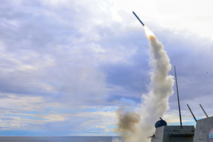 अमेरिका और इज़रायल के हमलों के बाद ईरान ने सख्त चेतावनी दी है कि अगर उसके शासन को अस्थिर करने की कोशिश हुई तो वह इज़रायल के परमाणु ठिकानों को निशाना बना सकता है। बढ़ते तनाव के बीच मध्य पूर्व में बड़े युद्ध और वैश्विक संकट की आशंका गहरा गई है।