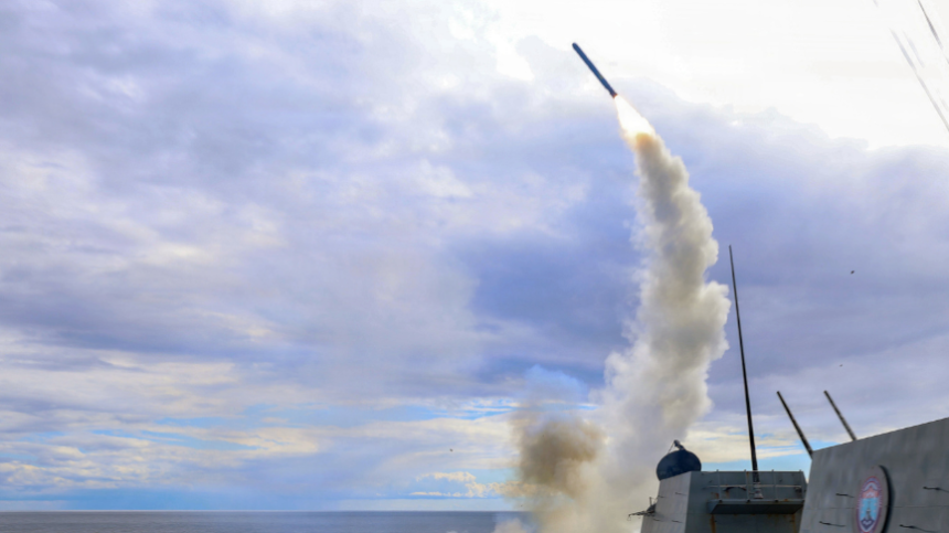 अमेरिका और इज़रायल के हमलों के बाद ईरान ने सख्त चेतावनी दी है कि अगर उसके शासन को अस्थिर करने की कोशिश हुई तो वह इज़रायल के परमाणु ठिकानों को निशाना बना सकता है। बढ़ते तनाव के बीच मध्य पूर्व में बड़े युद्ध और वैश्विक संकट की आशंका गहरा गई है।