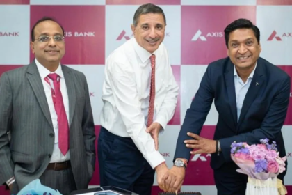 एक्सिस बैंक ने टेस्ला के लिए भारत में ‘पसंदीदा फाइनेंसर’ बनने की घोषणा की है। इस साझेदारी के तहत ग्राहकों को 10 साल तक का कार लोन, डिजिटल अप्रूवल और कस्टमाइज्ड पेमेंट प्लान जैसी सुविधाएं मिलेंगी।