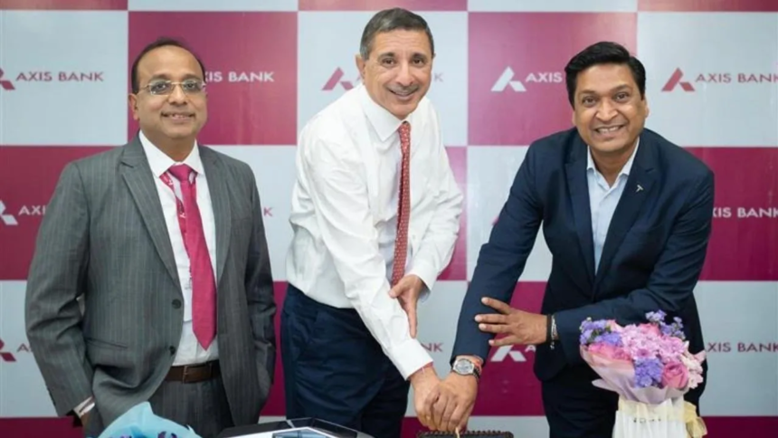 एक्सिस बैंक ने टेस्ला के लिए भारत में ‘पसंदीदा फाइनेंसर’ बनने की घोषणा की है। इस साझेदारी के तहत ग्राहकों को 10 साल तक का कार लोन, डिजिटल अप्रूवल और कस्टमाइज्ड पेमेंट प्लान जैसी सुविधाएं मिलेंगी।