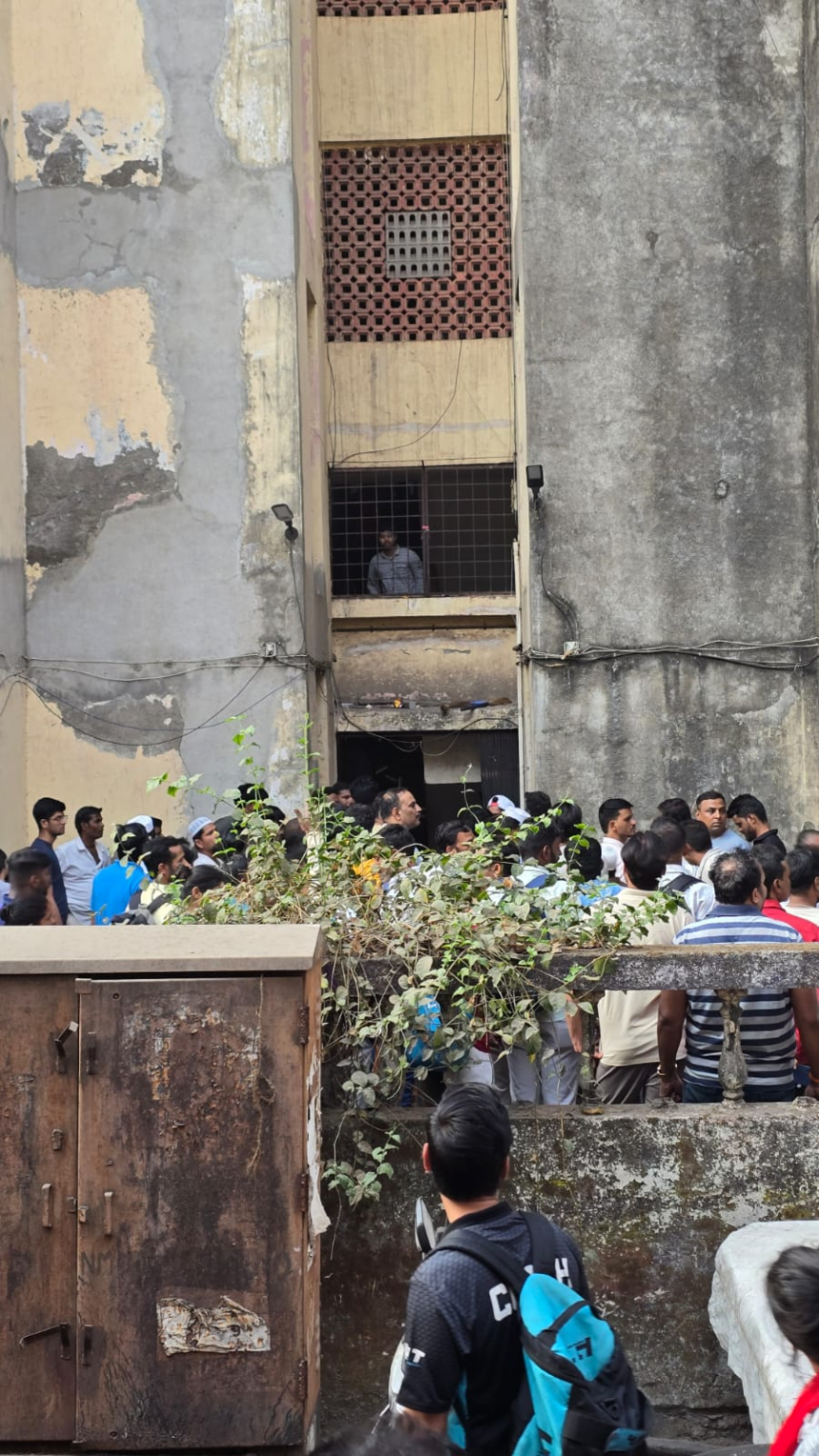 नवी मुंबई के कोपरखैरने विद्या भवन में क्लास के दौरान छत गिरने से मची अफरा-तफरी, 15 लोगों के फंसे होने की आशंका; राहत एवं बचाव कार्य जारी।