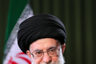 ईरान के सुप्रीम लीडर अयातुल्लाह अली खामेनेई की मौत के बाद देश में 40 दिन का राष्ट्रीय शोक घोषित, अहमद वाहिदी को IRGC का नया कमांडर-इन-चीफ नियुक्त किया गया; मिडिल ईस्ट में बढ़ी हलचल।