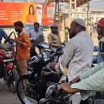 पंपकर्मियों के अनुसार एक मशीन खराब होने की वजह से डीजल वितरण की गति धीमी