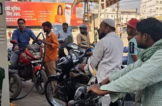 पंपकर्मियों के अनुसार एक मशीन खराब होने की वजह से डीजल वितरण की गति धीमी