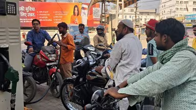 पंपकर्मियों के अनुसार एक मशीन खराब होने की वजह से डीजल वितरण की गति धीमी