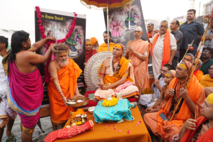 शंकराचार्य स्वामी अविमुक्तेश्वरानंद सरस्वती के सान्निध्य में काशी के शंकराचार्य घाट से ‘गोप्रतिष्ठा धर्मयुद्ध शंखनाद यात्रा’ की शुरुआत।