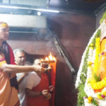 काशी के संकटमोचन मंदिर में पूजा के बाद गो प्रतिष्ठा धर्मयुद्ध यात्रा की शुरुआत करते ज्योतिषपीठ के शंकराचार्य स्वामी अविमुक्तेश्वरानंद सरस्वती।