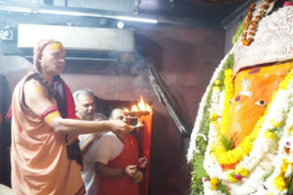 काशी के संकटमोचन मंदिर में पूजा के बाद गो प्रतिष्ठा धर्मयुद्ध यात्रा की शुरुआत करते ज्योतिषपीठ के शंकराचार्य स्वामी अविमुक्तेश्वरानंद सरस्वती।