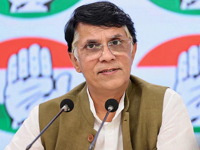 घरेलू एलपीजी सिलेंडर 60 रुपये और कमर्शियल सिलेंडर 115 रुपये महंगा होने के बाद पवन खेड़ा ने मोदी सरकार पर हमला बोला।