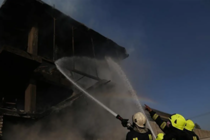 तोरखम बॉर्डर इलाके में गोलाबारी के बाद कमर्शियल मार्केट में लगी भीषण आग में 150 से अधिक दुकानें जलकर खाक हो गईं