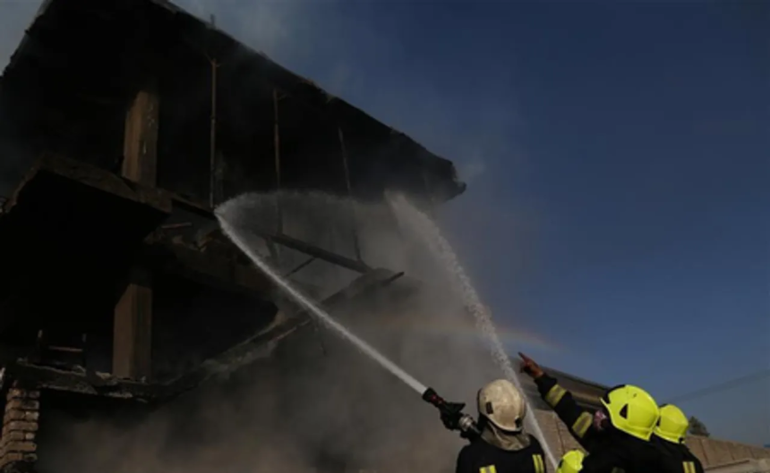 तोरखम बॉर्डर इलाके में गोलाबारी के बाद कमर्शियल मार्केट में लगी भीषण आग में 150 से अधिक दुकानें जलकर खाक हो गईं