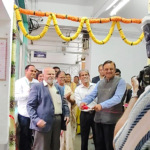 ठाणे के विद्या प्रसारक मंडल लॉ कॉलेज में संविधान की आर्ट एग्ज़िबिशन का उद्घाटन करते पूर्व सुप्रीम कोर्ट न्यायाधीश अभय ओक।