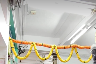 ठाणे के विद्या प्रसारक मंडल लॉ कॉलेज में संविधान की आर्ट एग्ज़िबिशन का उद्घाटन करते पूर्व सुप्रीम कोर्ट न्यायाधीश अभय ओक।