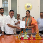 वसई के फूल उत्पादक किसानों की समस्या को लेकर महापौर रितु तावड़े से मुलाकात करते भाजपा विधायक राजन नाईक और किसान प्रतिनिधि