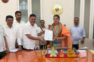 वसई के फूल उत्पादक किसानों की समस्या को लेकर महापौर रितु तावड़े से मुलाकात करते भाजपा विधायक राजन नाईक और किसान प्रतिनिधि