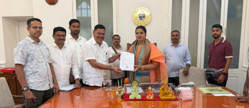 वसई के फूल उत्पादक किसानों की समस्या को लेकर महापौर रितु तावड़े से मुलाकात करते भाजपा विधायक राजन नाईक और किसान प्रतिनिधि