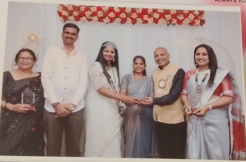 महिला दिवस पर आयोजित बीएनआई प्रियदर्शनी वुमेंस डे कार्यक्रम में सौ. प्रणिता दिनेश घोटणे को गिनीज बुक रिकॉर्ड विजेता प्रो. डॉ. दिनेश गुप्ता और उद्योजिका सौ. कल्याणी गायकवाड के हाथों “आदर्श समाजसेविका पुरस्कार” से सम्मानित किया गया