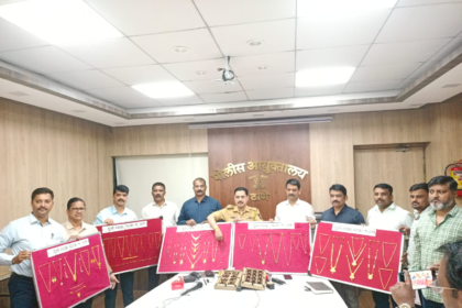 मुंब्रा में घरफोड़ियों के आरोपी शिवाजी गोपाल साटे को गिरफ्तार कर पुलिस ने 1.03 किलो सोने के गहने बरामद किए।