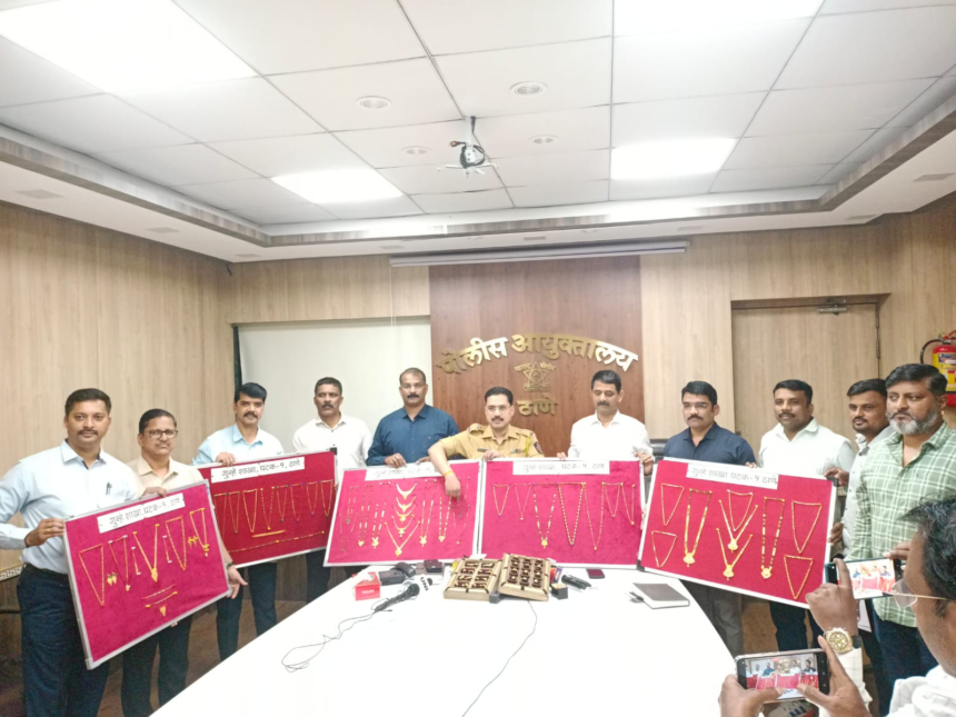 मुंब्रा में घरफोड़ियों के आरोपी शिवाजी गोपाल साटे को गिरफ्तार कर पुलिस ने 1.03 किलो सोने के गहने बरामद किए।