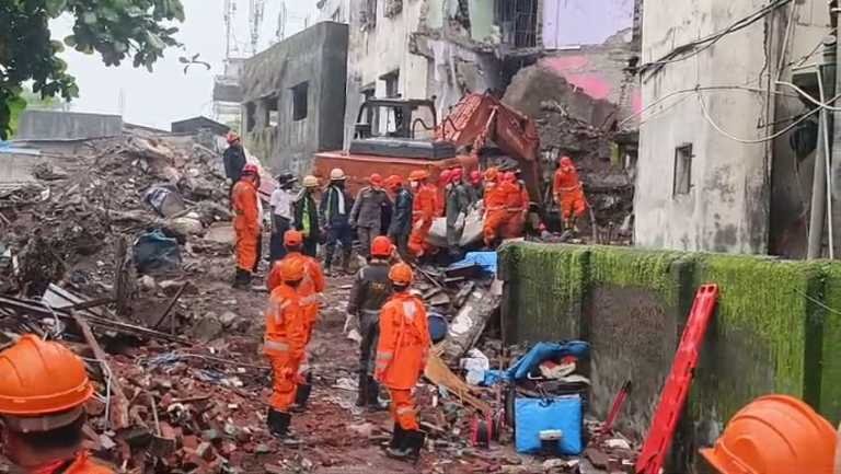 भिवंडी के भंडारी कंपाउंड स्थित जर्जर कोहिनूर अपार्टमेंट का बी-विंग हिस्सा ढहने से 10 लोगों की मौत हो गई, जबकि चार लोगों को सुरक्षित निकालकर अस्पताल में भर्ती कराया गया।