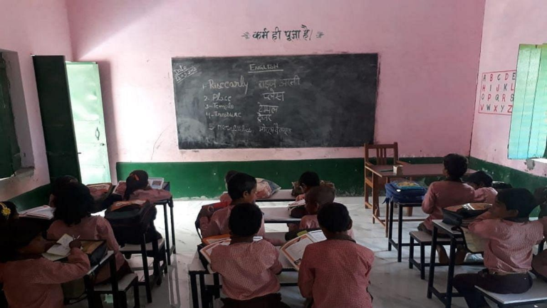 सरकारी स्कूल में नशे की हालत में पहुंचा शिक्षक, वीडियो वायरल होते ही निलंबित