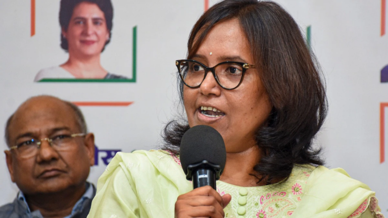 सवाल पूछना बदनामी नहीं, लोकतंत्र का अधिकार: वर्षा गायकवाड़