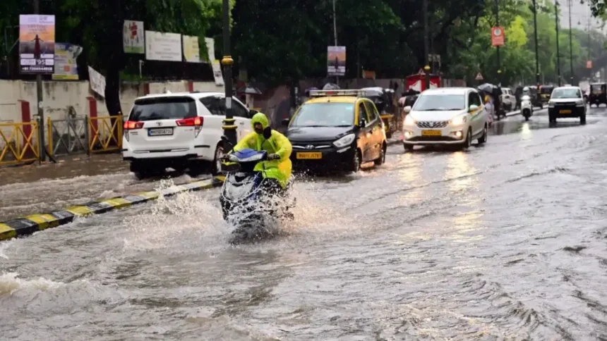 महाराष्ट्र में लगातार बारिश से मुंबई, ठाणे, पालघर और रायगढ़ के कई इलाके जलमग्न हो गए